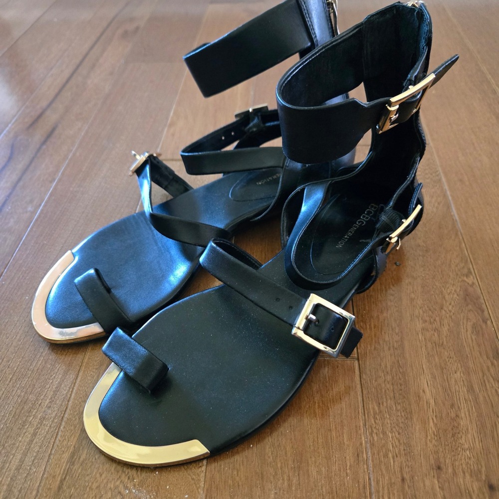 BCBGeneration Womens Black Flat Gladiator Sandals Gold Hardware Toe Loop Buckle